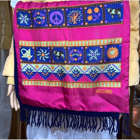 Sold - Moschino Vibrant Winter Scarf with classic brand iconography - Picture 4 of 5